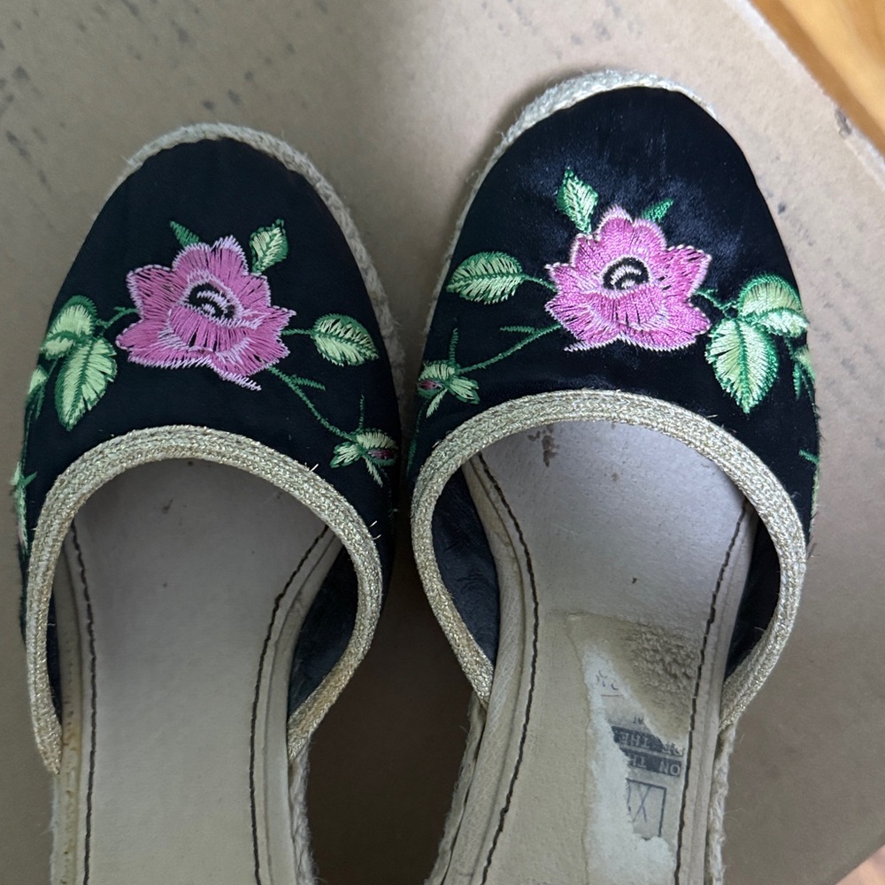 Women's Black Floral Embroidered Shoes - Picture 5 of 5